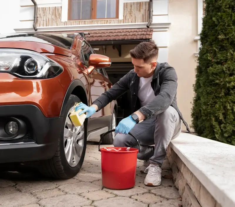 Lavage auto à domicile Quemper-Guézennec : professionnel intervenant sur un véhicule